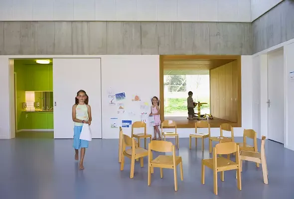 Salle principale, vue sur la niche en bois