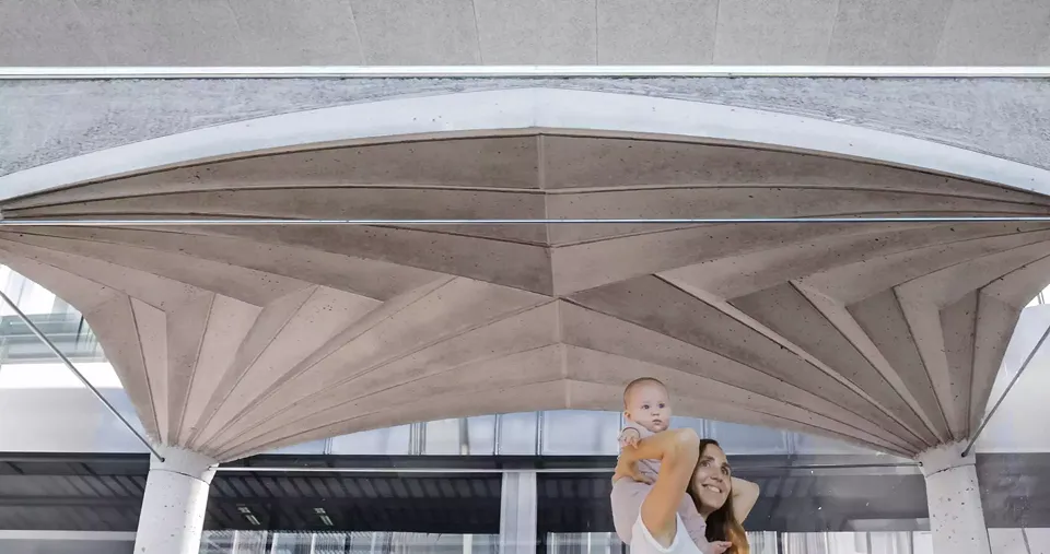 Perspective of fan-vaulted floor with Heidi and Lotte Scheder-Bieschin