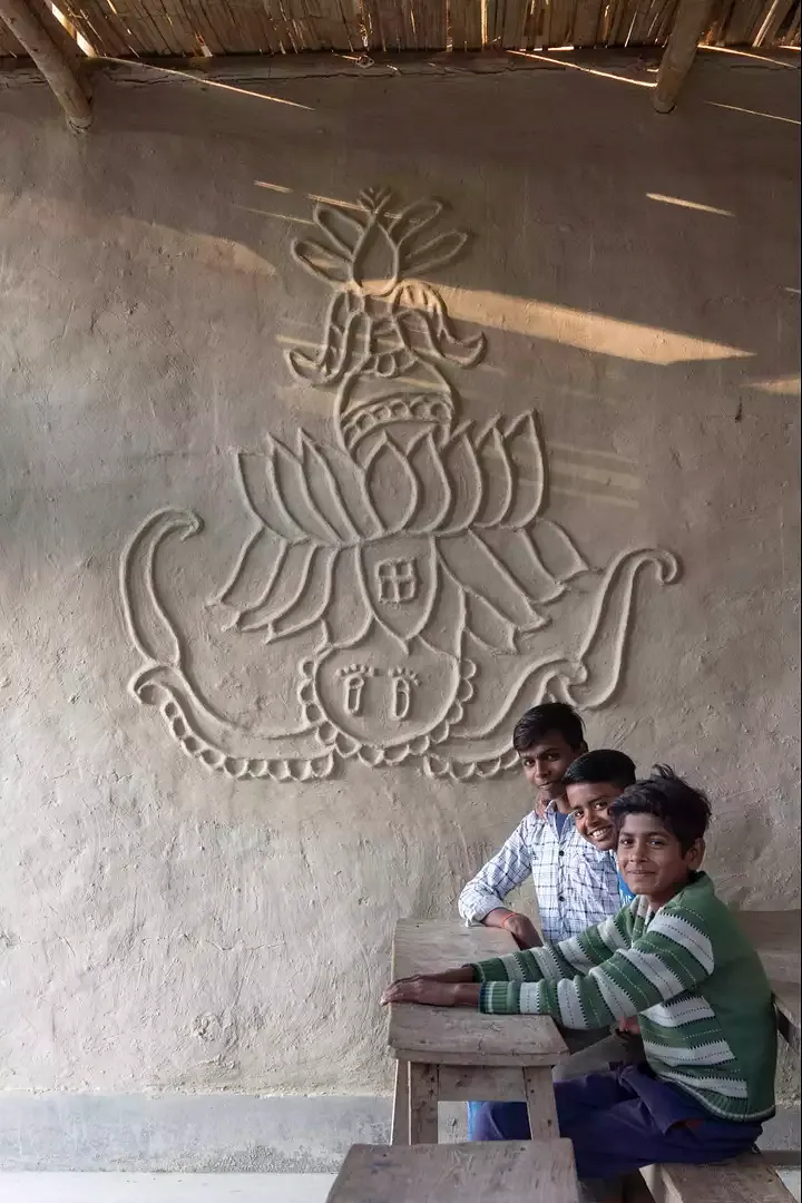 Wandreliefs in den Klassenzimmern
