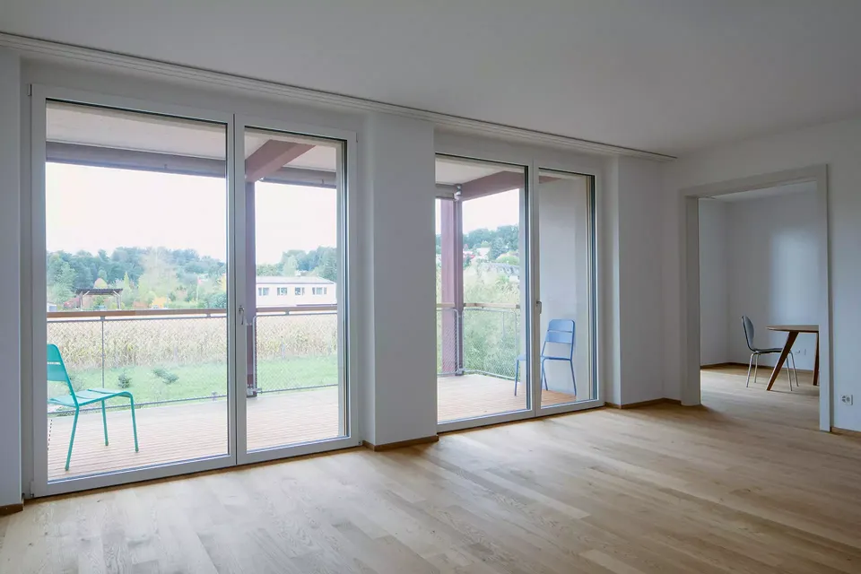 Grosszügige Balkonlauben erweitern den Wohnraum im Sommer