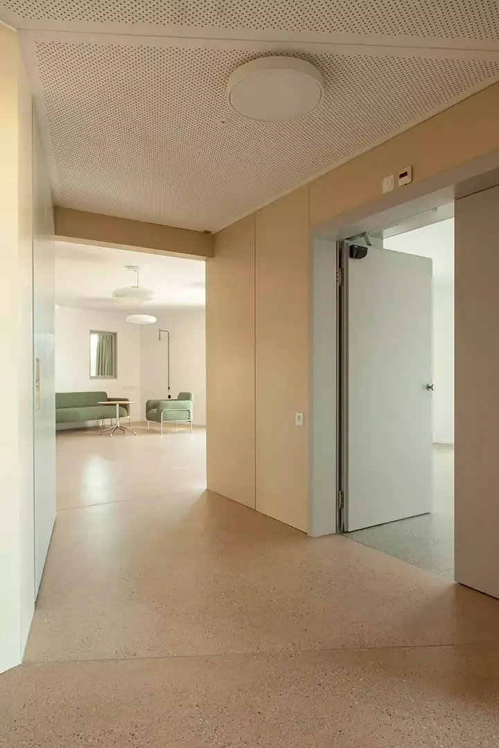 Les corridors aux géométries organiques : des accès intimistes vers les chambres