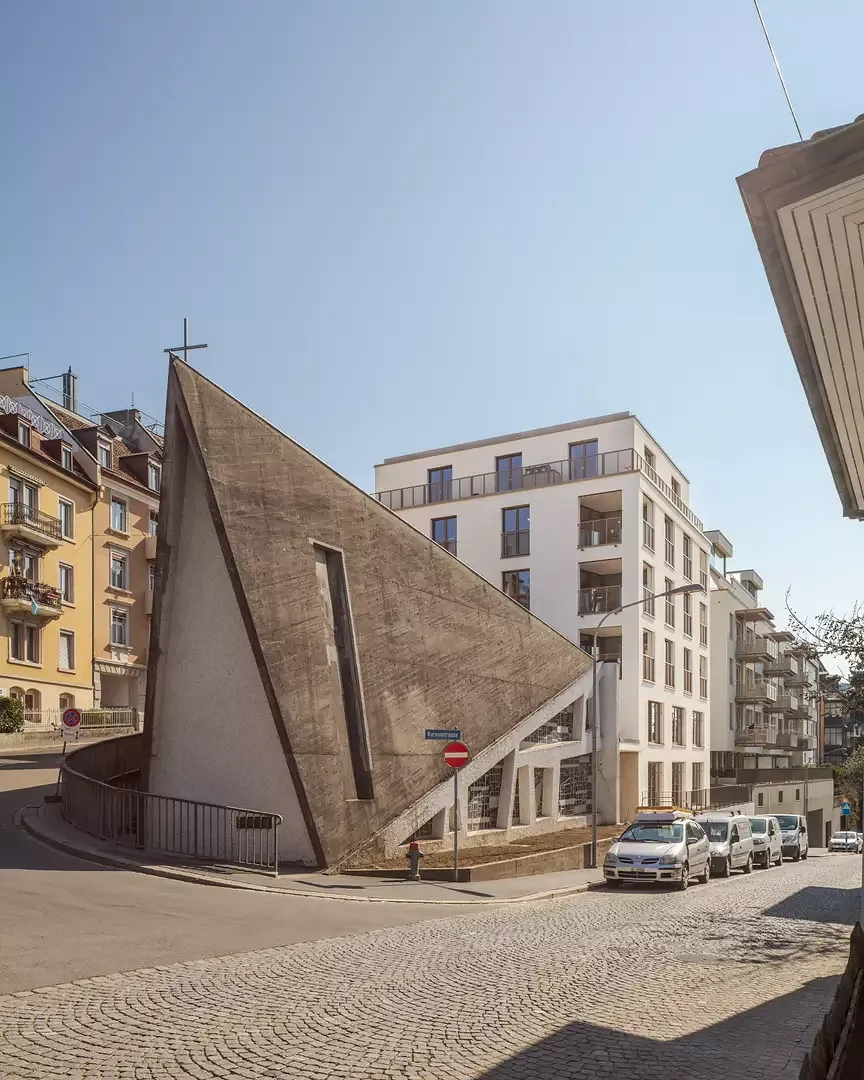 Blick von Kirche zum Ersatzneubau