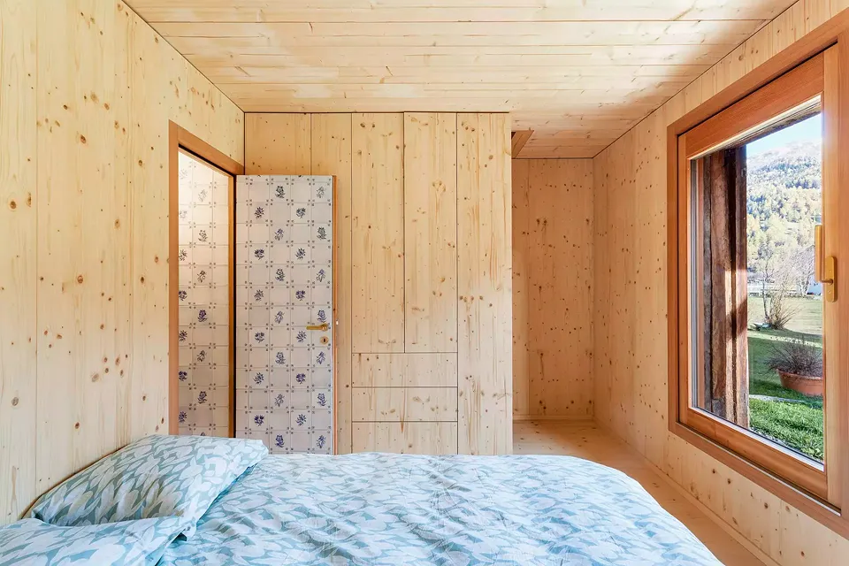 La chambre d’amis est accessible par un escalier japonais escarpé dissimulé derrière le rangement. Elle dispose d’un bloc douche-sanitaire derrière lequel se trouve la chaudière.