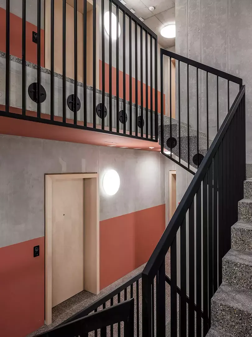 Feine Details im rohen Treppenhaus