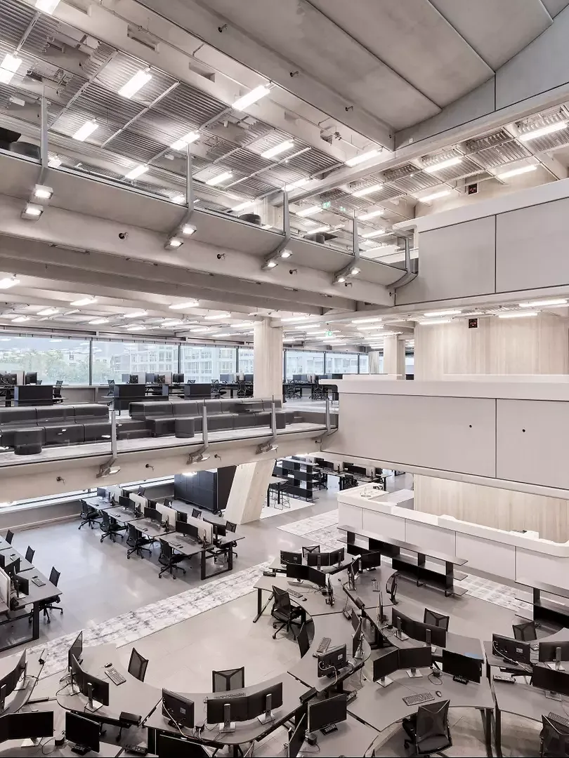 Zentrales Atrium mit Newsroom