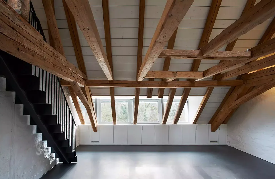 Appartement aménagé dans les combles d'un bâtiment historique rénové selon Minergie-Eco