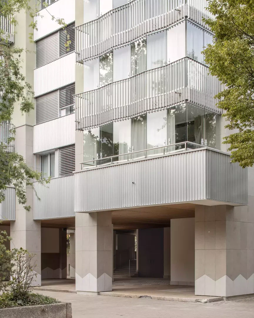 Sie harmonisieren mit dem Grün der neuen Fassadenverkleidung.