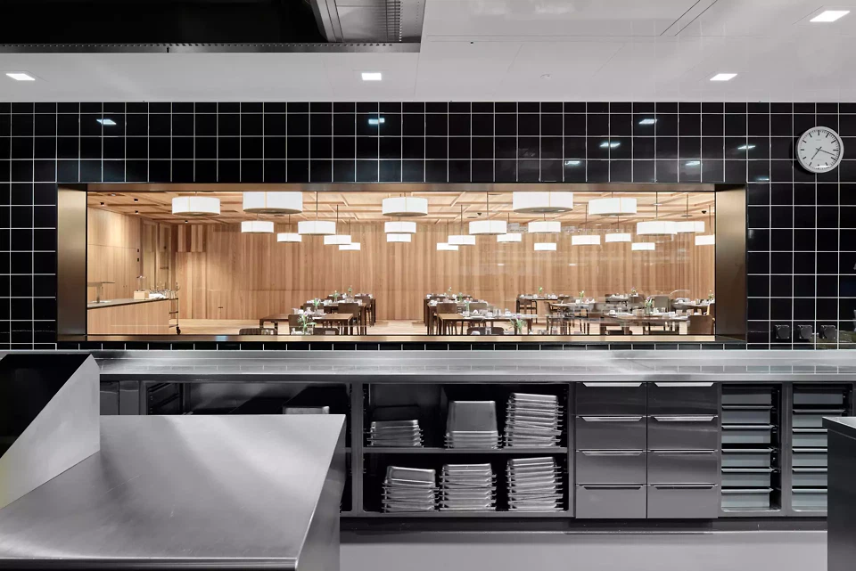 Küche mit Blick auf den Speisesaal