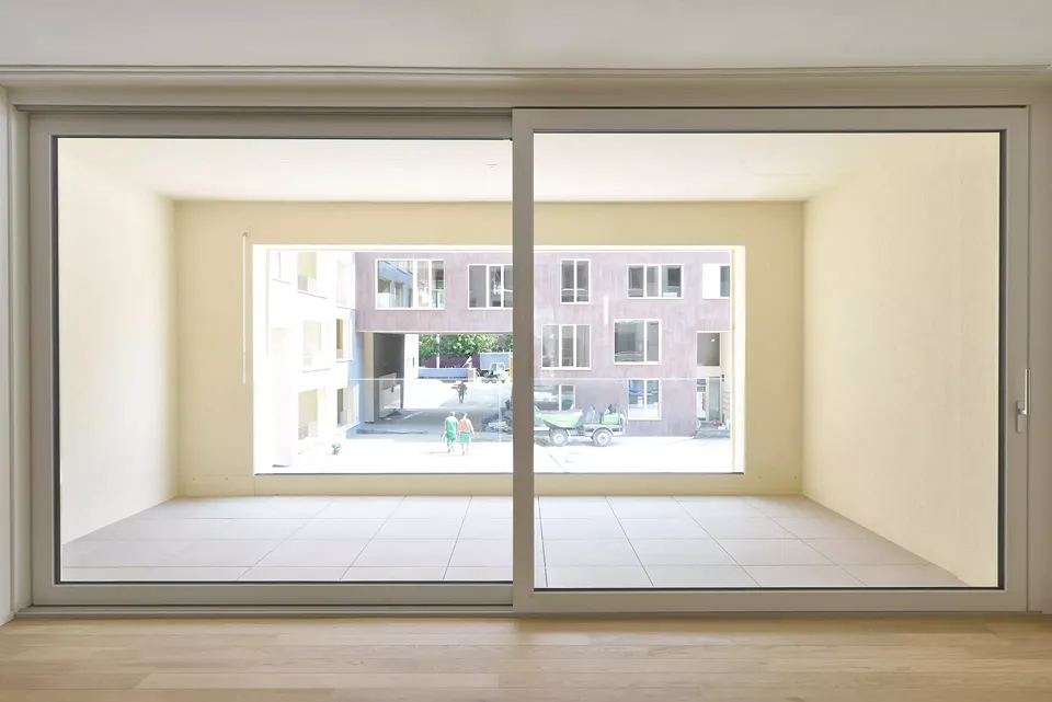 Loggia zwischen zwei Fassadenschichten