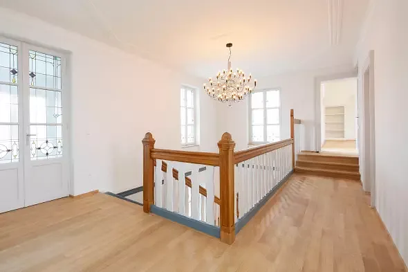 Ursprünglich erhaltene Treppe und Fenster im Obergeschoss.