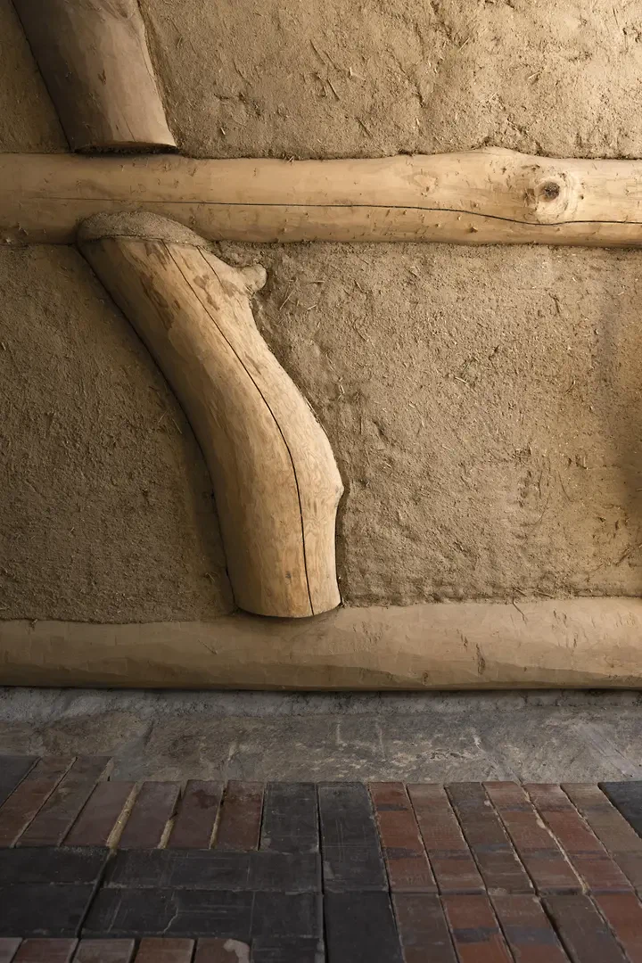 Mur intérieur: jonction entre le mur et le sol