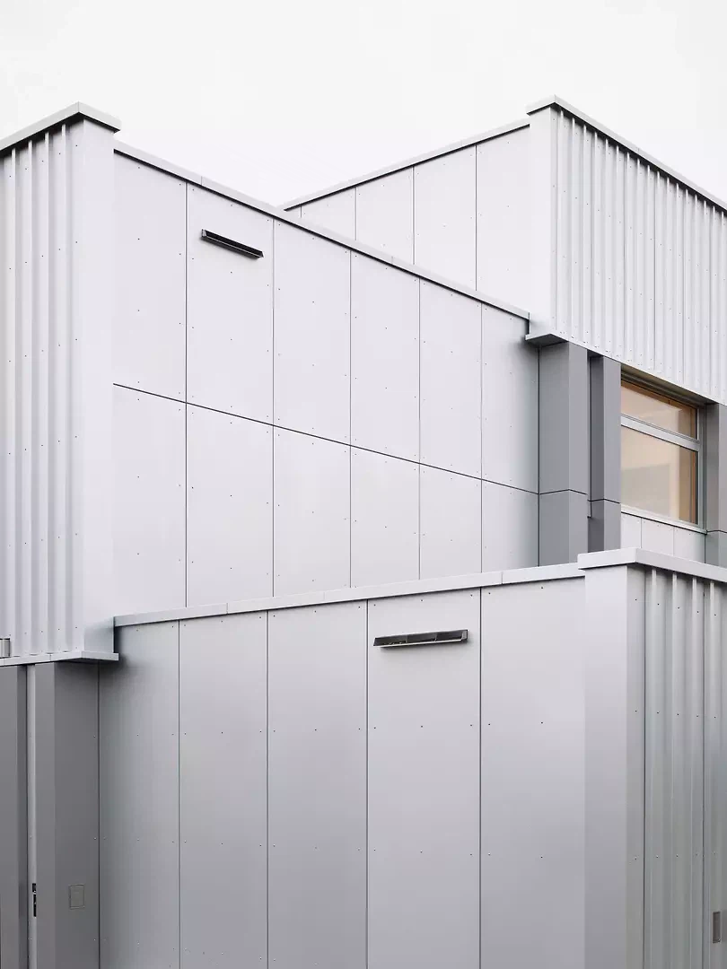 Construction d'une salle polyvalente à triple usage dotée d'une façade métallique à structure horizontale