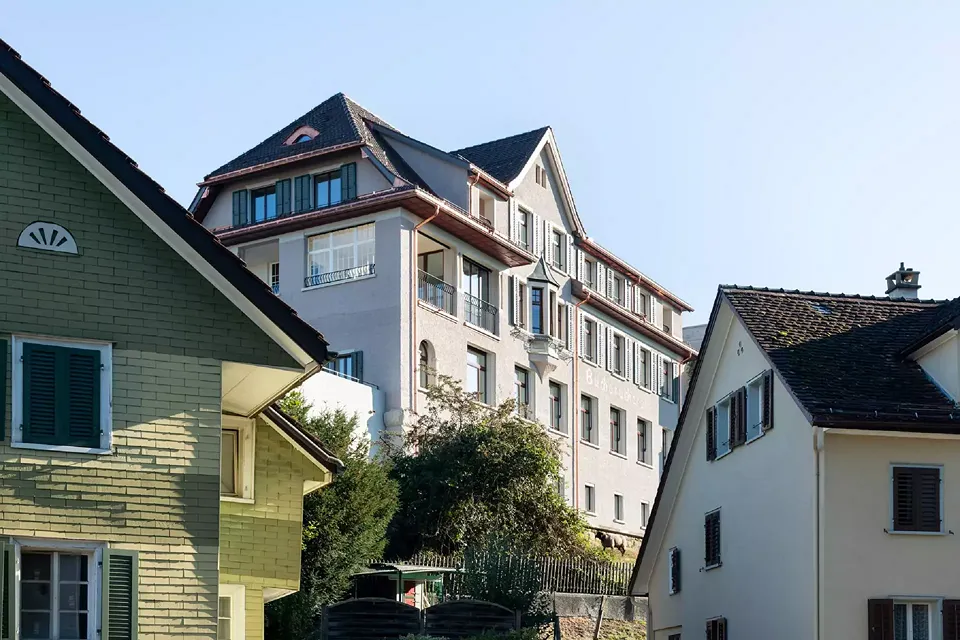 Jugendstil-Zeitzeuge an leicht erhöhter Lage über der Linthebene