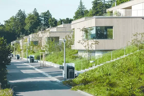 Die Terrassensiedlung tritt an der Landenbergstrasse als eingeschossige Baukörper in Erscheinung.