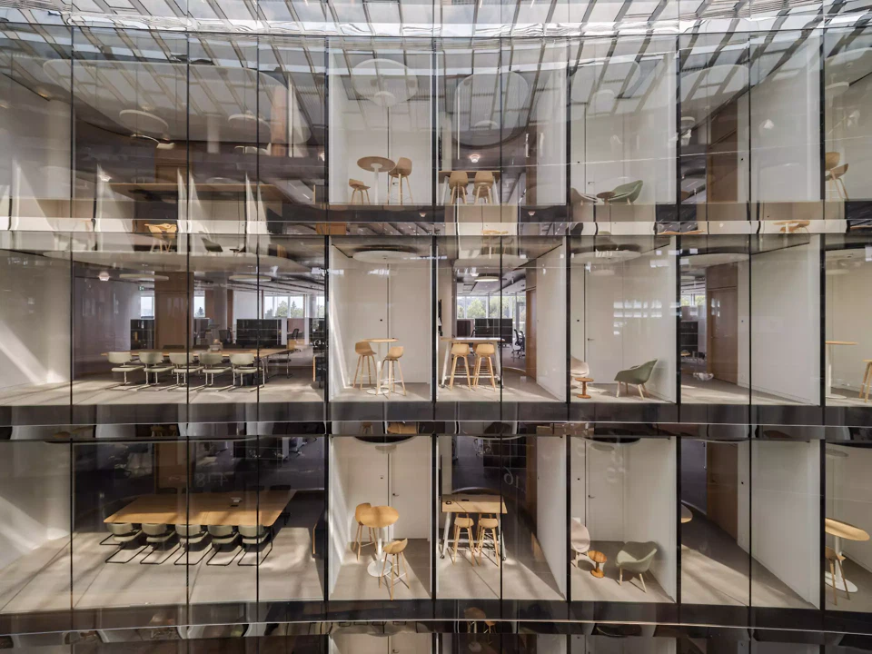 Vue sur les salles de réunions autour de l'Atrium l'Atrium