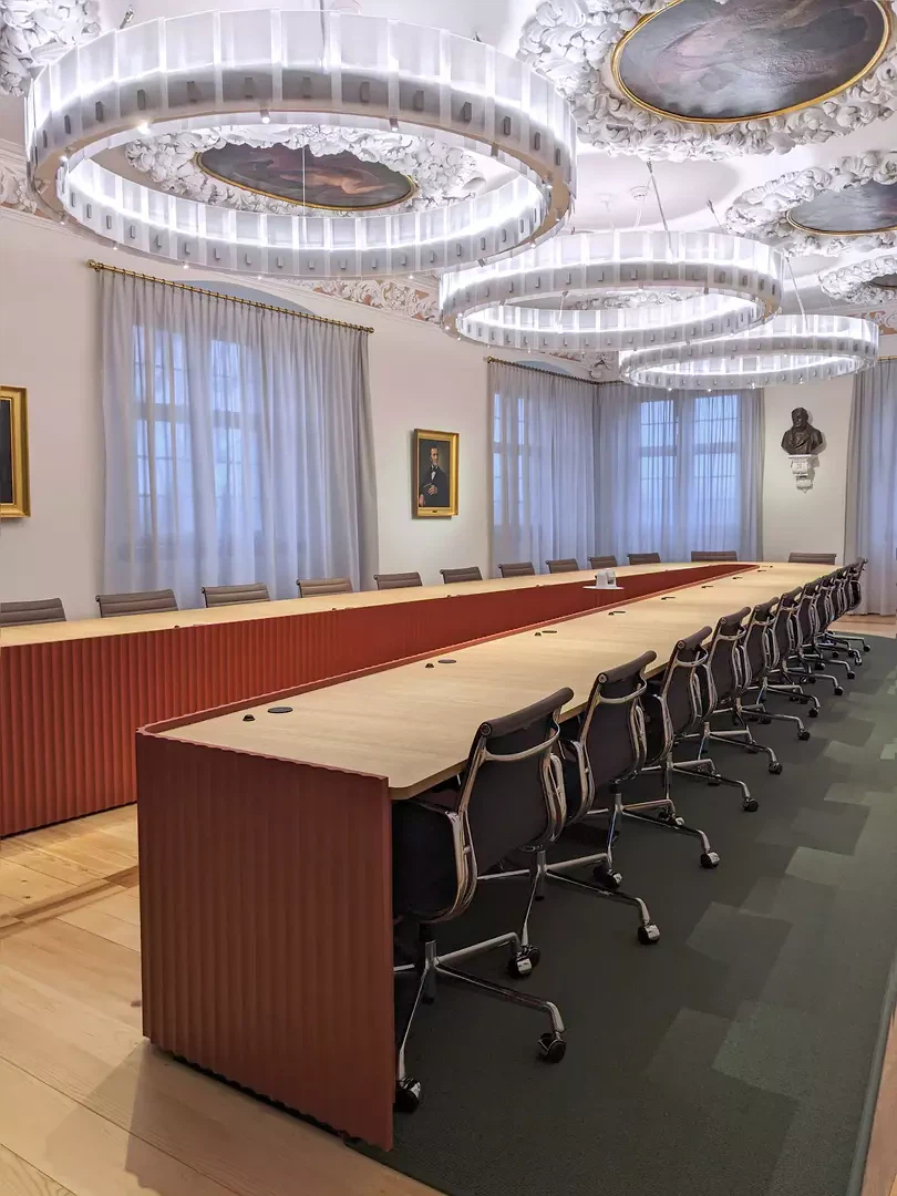 Die Stühle wurden neu bezogen und wiederverwendet. Sie erhalten im Orelli Saal ein zweites Leben.