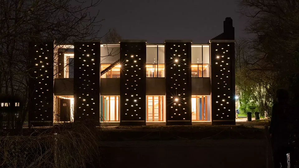 Ostfassade bei Nacht