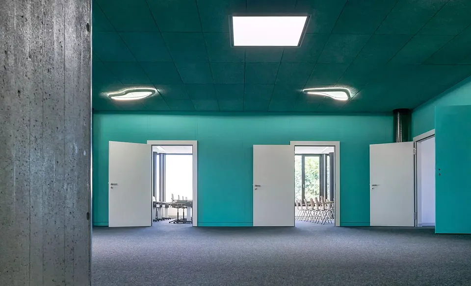 Der Innenbereich wurde komplett aufgefrischt. Zuerst wurden  die Klassenzimmer und danach  auch die Gemeinschaftsräume gestrichen. Schöne, leuchtende Farben wie klares Gelb und Türkisblau hellen die Bereiche auf.