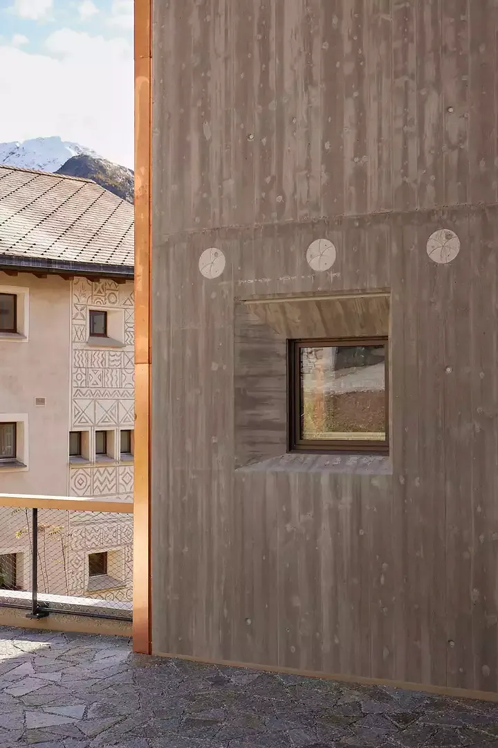 Engadiner Fenster in Sichtbeton 