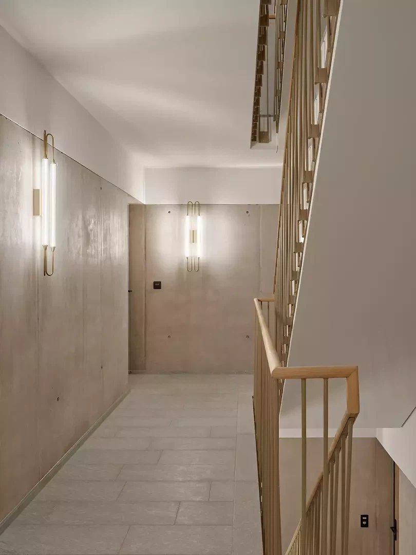 Mit eigens angefertigten Leuchten ausgestattet: das Treppenhaus