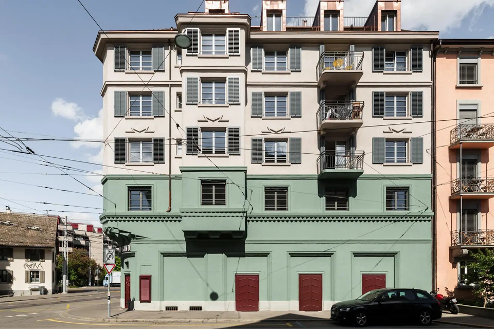 La façade de la Maison UTO a retrouvé ses couleurs d'origine.
