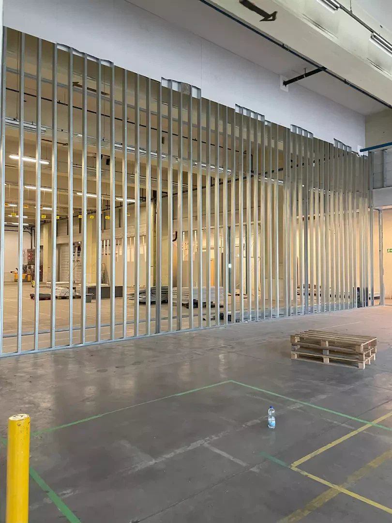 Die beim Rückbau angefallenen Materialien wurden an möglichst vielen Stellen wiederverwendet. So wurden beispielsweise Profilbleche, Aluminiumfenster, Metallständer für Leichtbauwände und Gipsfaserplatten erneut eingebaut.