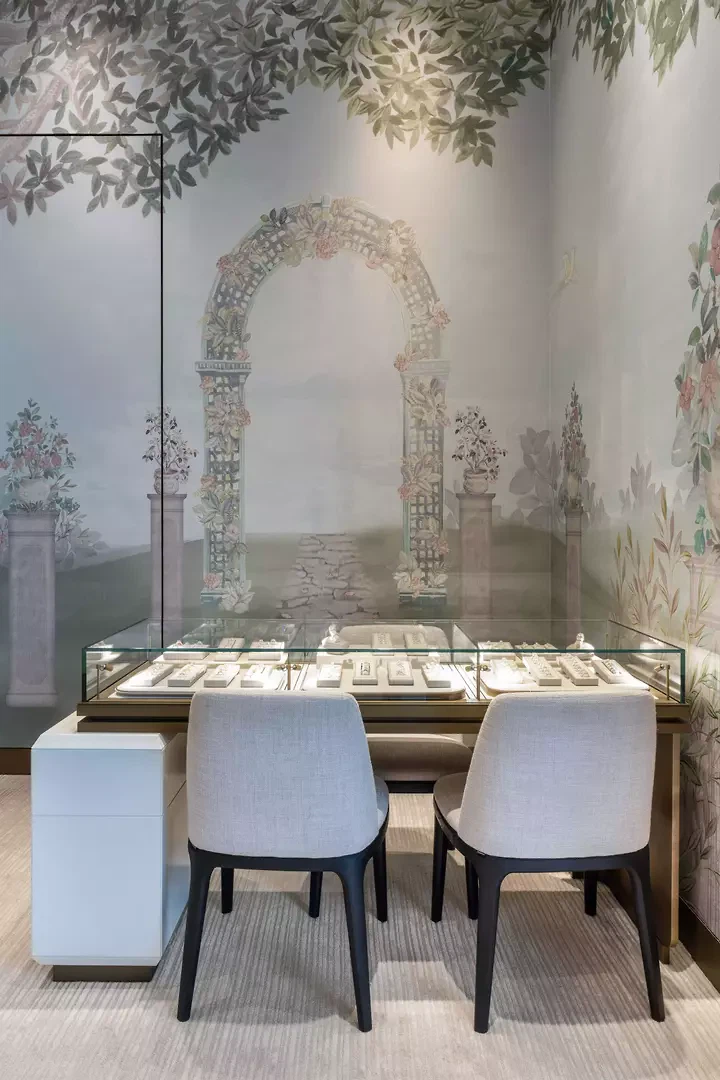 Vue sur le «Bridal Corner» avec un papier peint Philip Jeffries réalisé sur mesure