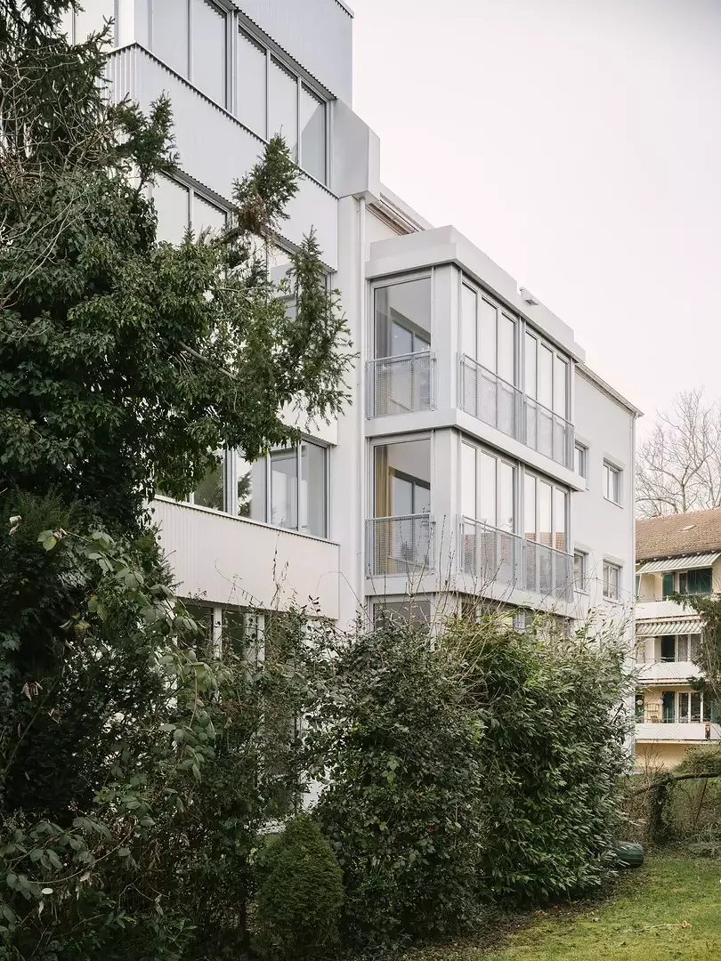 Die Gartenseite des Hauses mit dem zweiten Erker