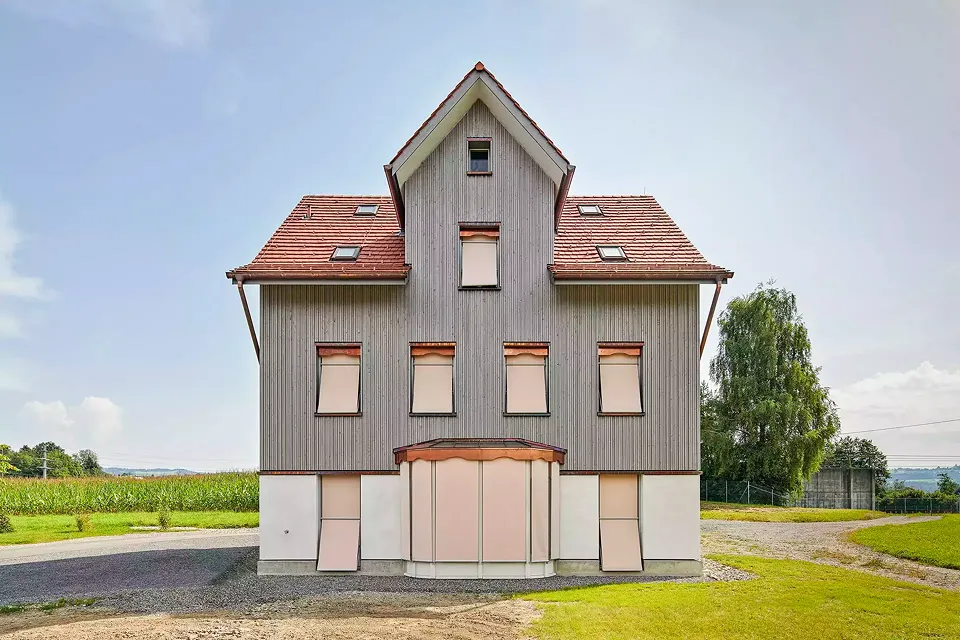 Westfassade mit Markisen