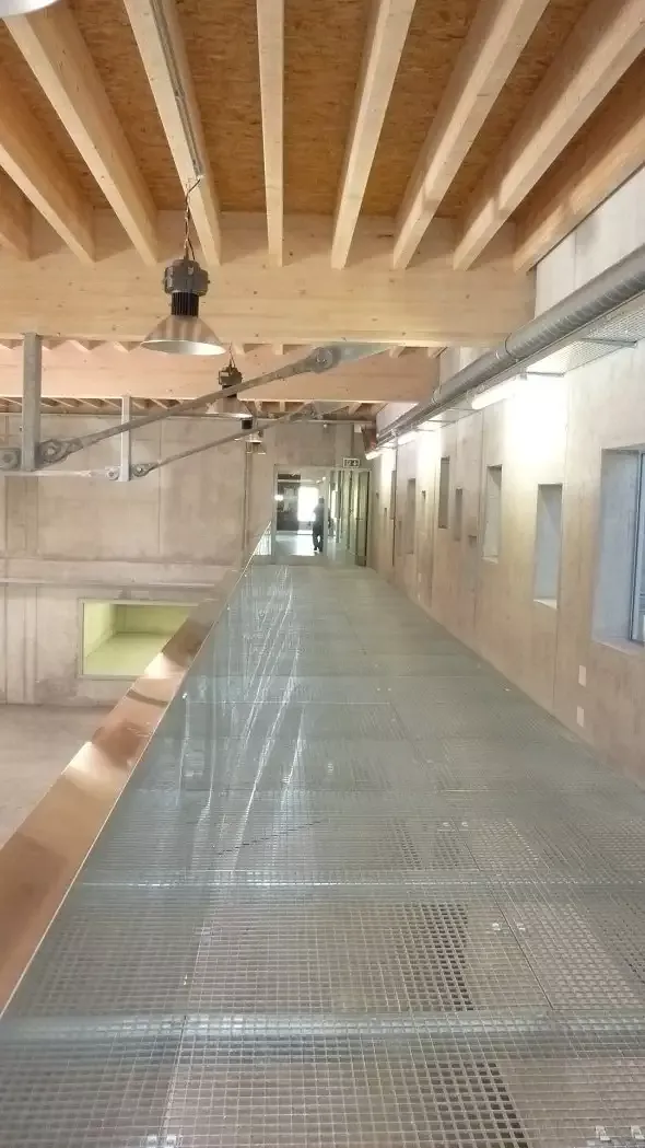 Passerelle donnant sur le dépôt véhicules