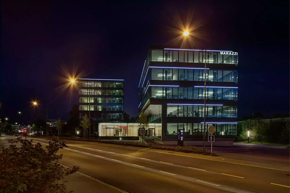 Ensemble mit saniertem Büroturm (l) und Neubau