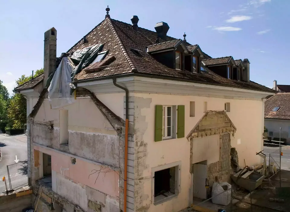 Dans le cadre de la rénovation de l’Auberge communale, toutes les interventions invasives  ont été éliminées ou démolies. Un soin particulier a été apporté pour conserver le plus fidèlement possible l’esprit du bâtiment historique.