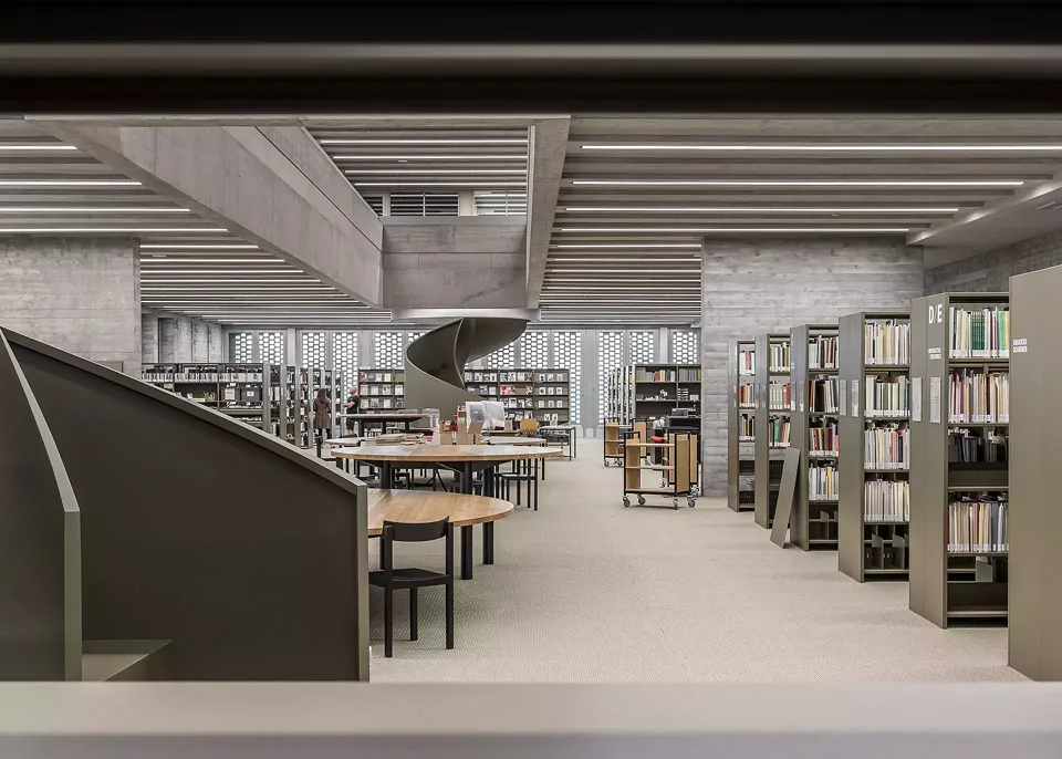 Die Bibliothek ist ein  gut besuchter Ort an der Hochschule. Sie nimmt  einen grossen Teil des überhohen zweiten Obergeschosses ein  und zwei markante Wendeltreppen führen  auf Galerien im dritten Geschoss.