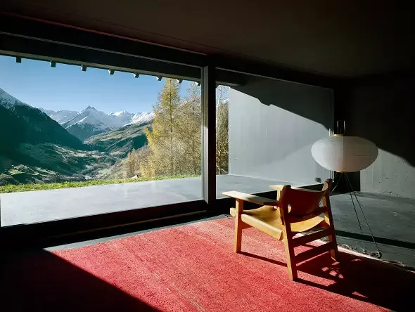 Der kontemplatione Ausblick von der Loggia ist ins Tal ausgerichtet