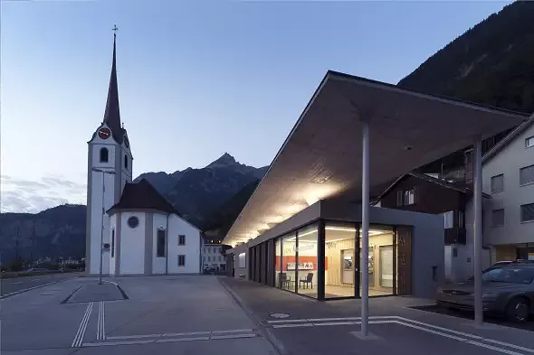 Gebäude in der Dämmerung mit Busplatz