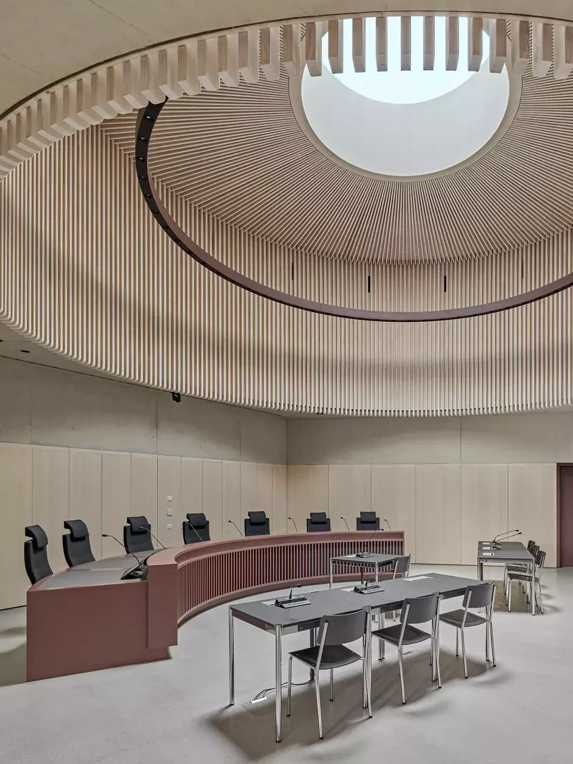 Grosser Gerichtssaal mit Möblierung