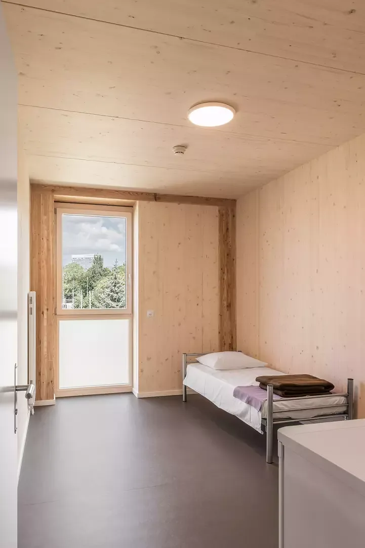 Chaque chambre est baignée de lumière  naturelle grâce aux  grandes ouvertures en façade.