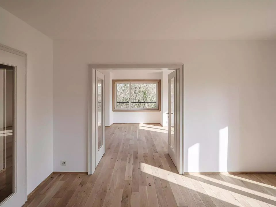 Wohnung nach Sanierung, Parkett und Fensterleibung in Vollholz, Zimmertüren aufgefrischt, roher Kalkputz