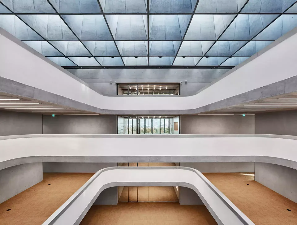 Das Atrium im Büroturm