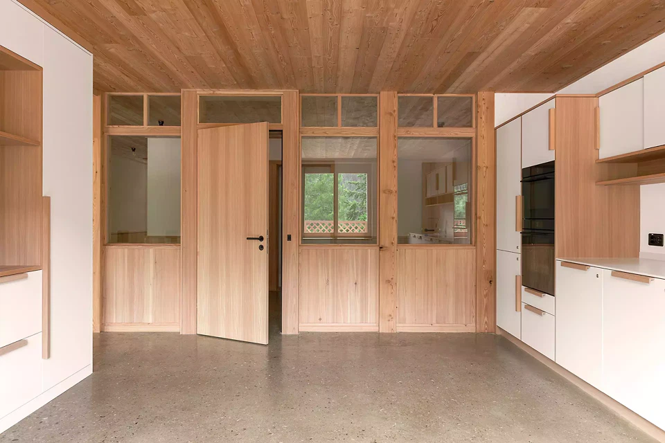 Vue depuis la cuisine vers le couloir