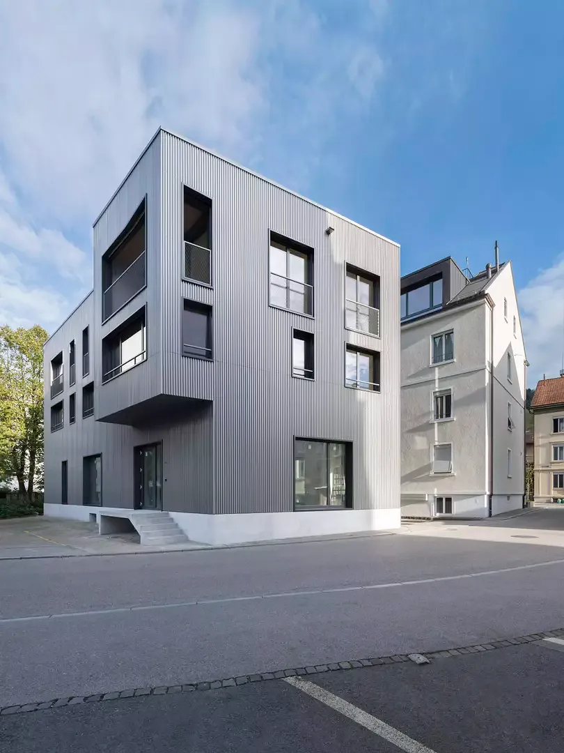 Façade sud-ouest avec un encorbellement
