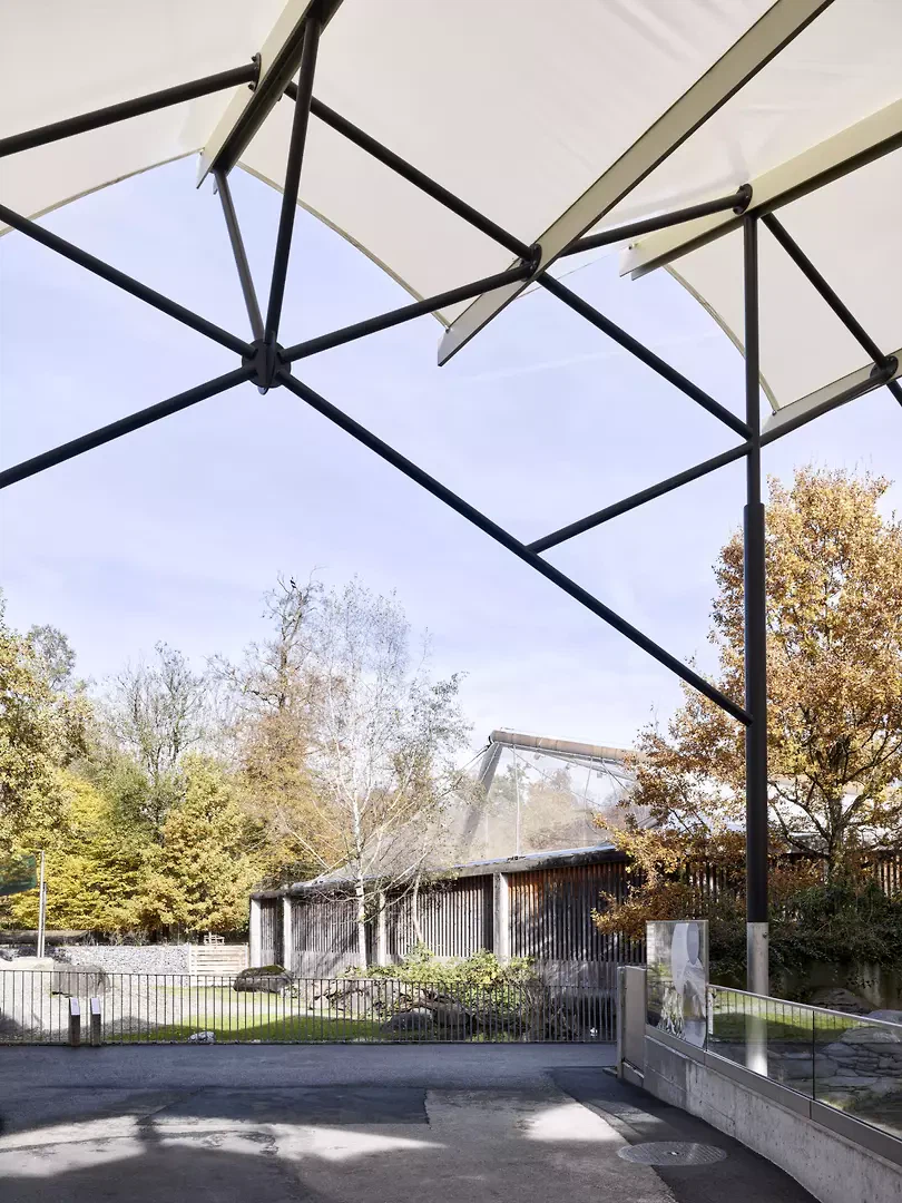 Auffangung der Konstruktion über Publikumsdurchgang