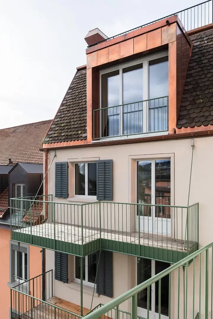 Des balcons suspendus pour un meilleur confort de vie.