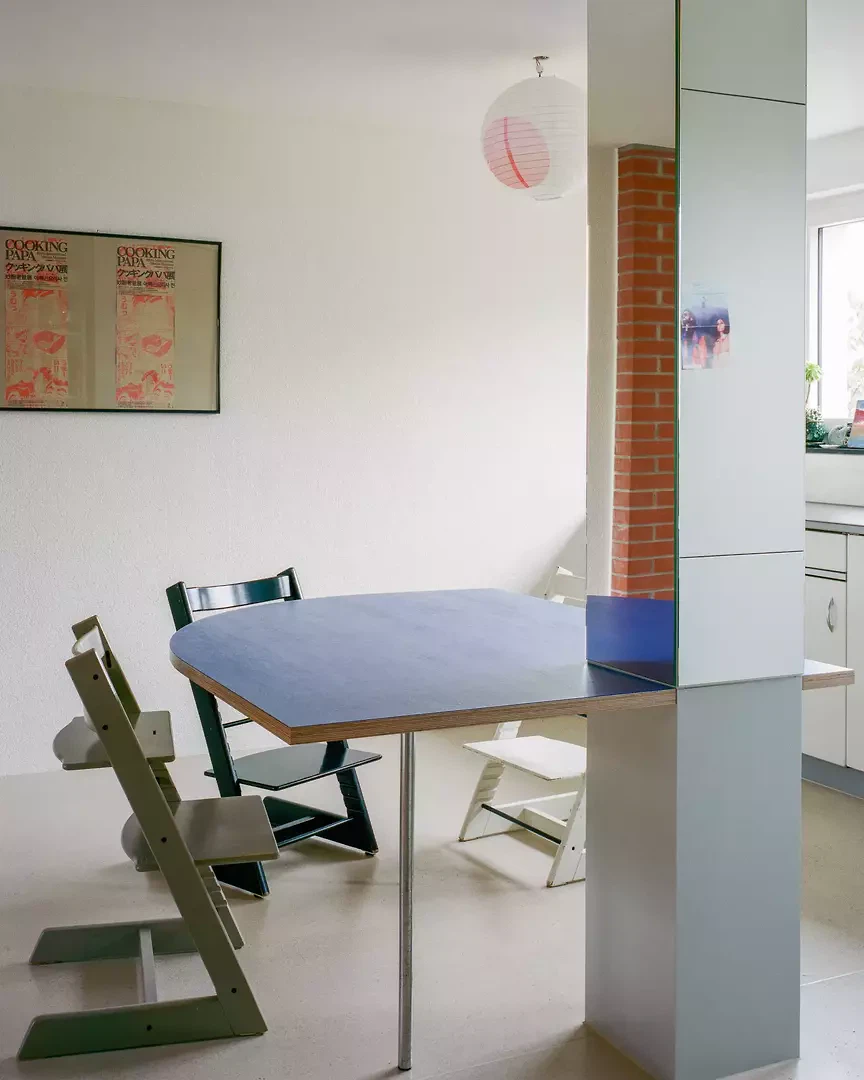 Zentraler Küchentisch mit Spiegelstütze