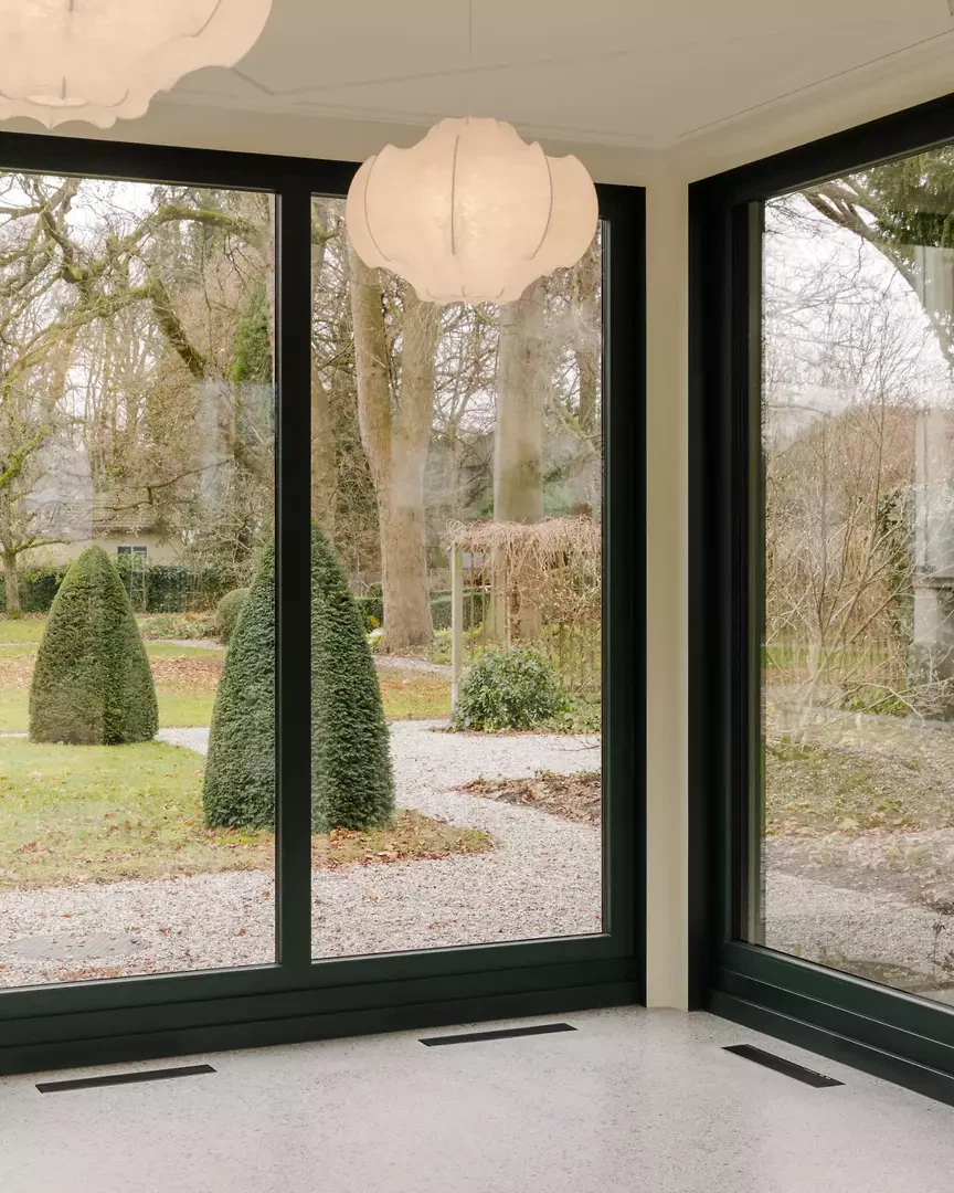 Dunkles Blaugrün und gebrochenes Weiss