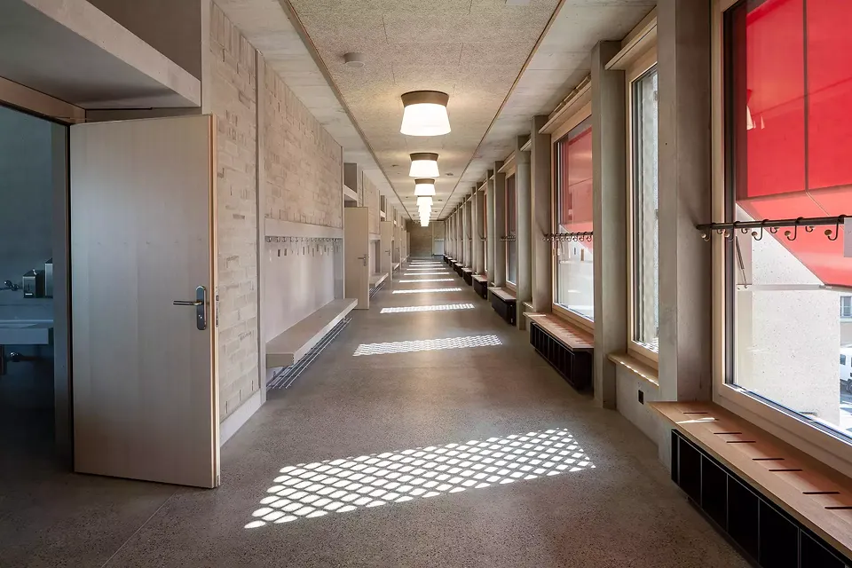 Couloir/vestiaire en relation avec la cour