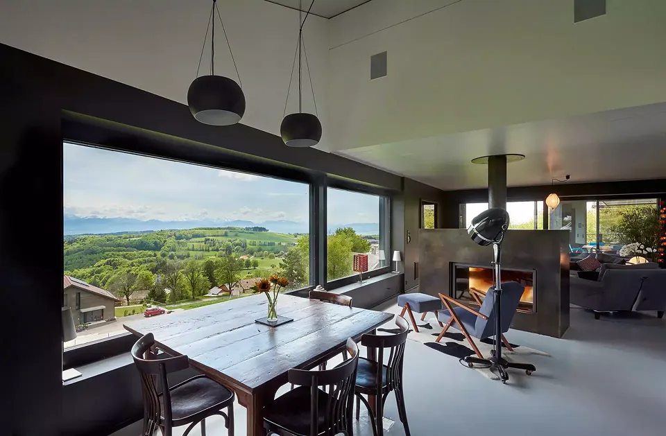 Salle à manger de la maison contemporaine Minergie-P
