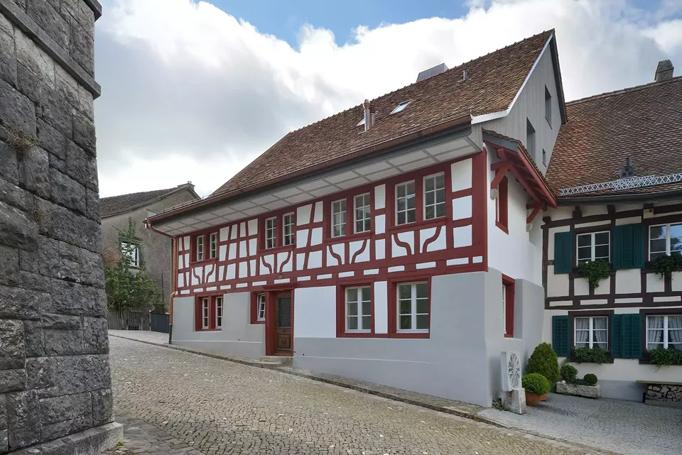 Bestehende, geschütze Fassade