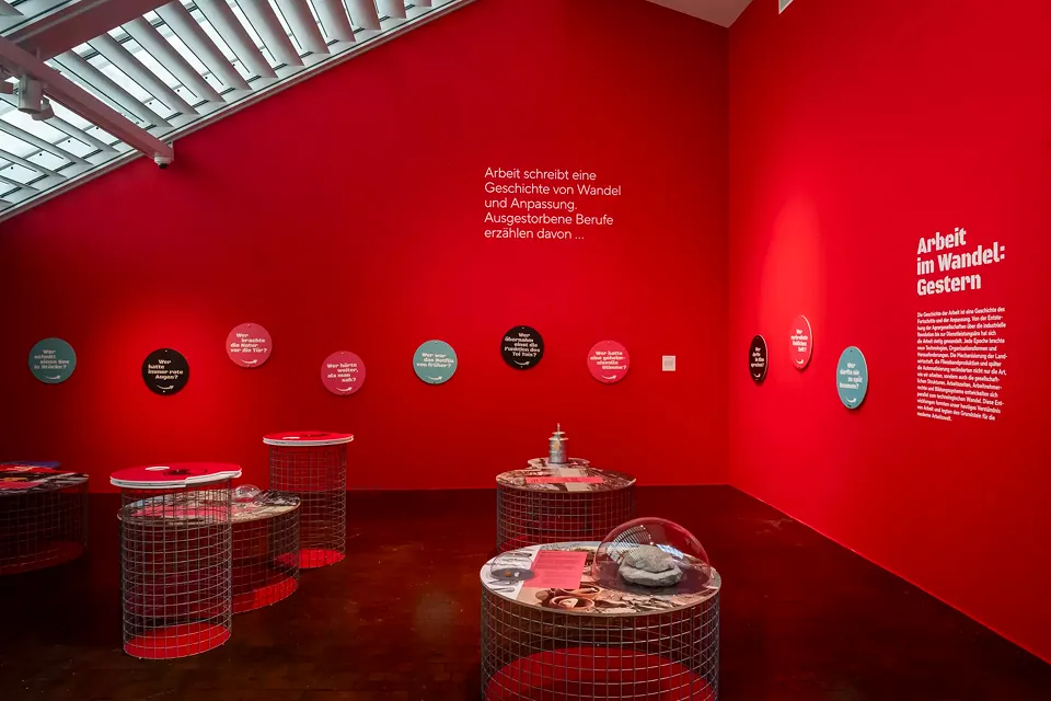 Im Ausstellungsbereich «gestern» erzählen historische Objekte und Dokumente von der Entwicklung der Arbeit. An der roten Wand laden Drehtafeln zur Wiederentdeckung ausgestorbene Berufe.
