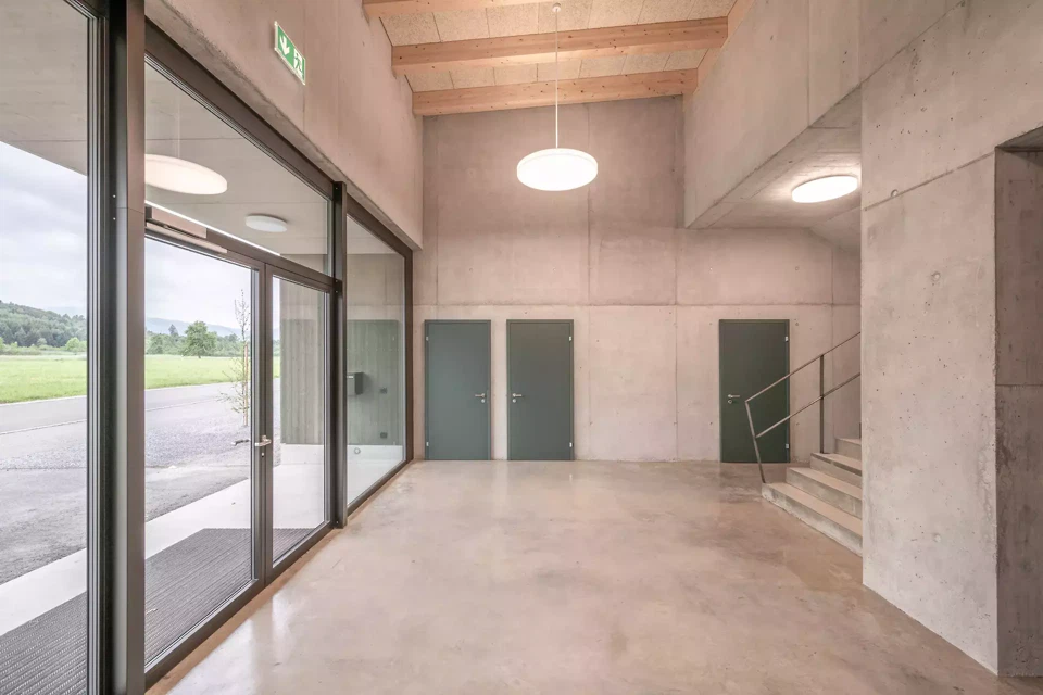 Les invités sont accueillis dans le hall d'entrée situé à l'avant du bâtiment.